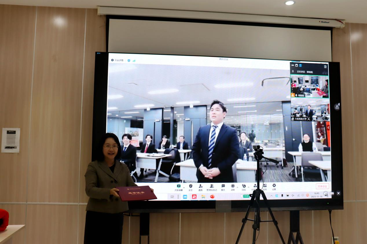27德赢AC米兰官网葛建新教授为“最佳汇报奖”成田卓巳同学颁奖