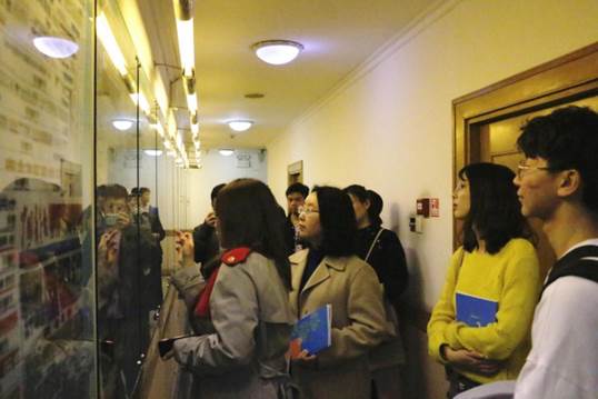 6参观报纸长廊和照片墙_副本