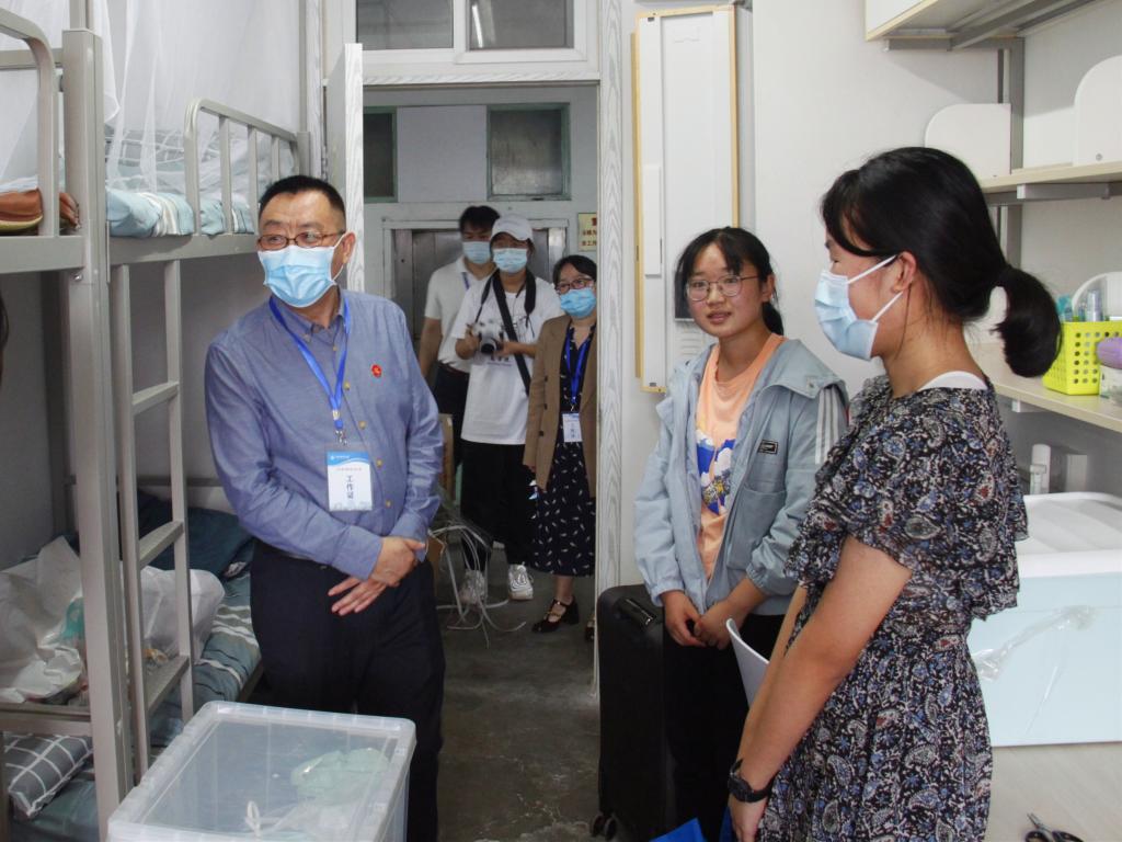 孙校长走访宿舍