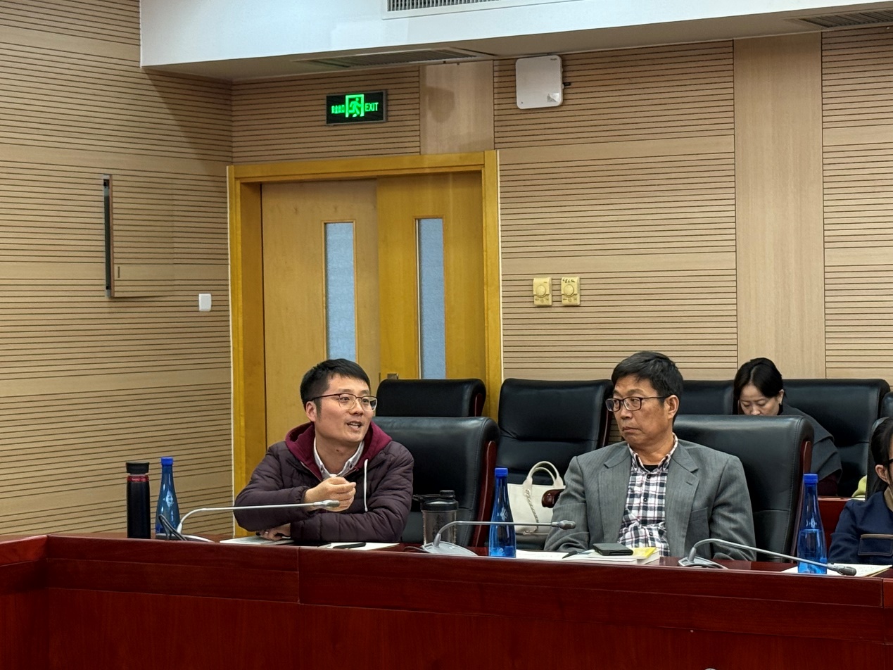 会议室里的人们描述已自动生成 会议室里的人们描述已自动生成